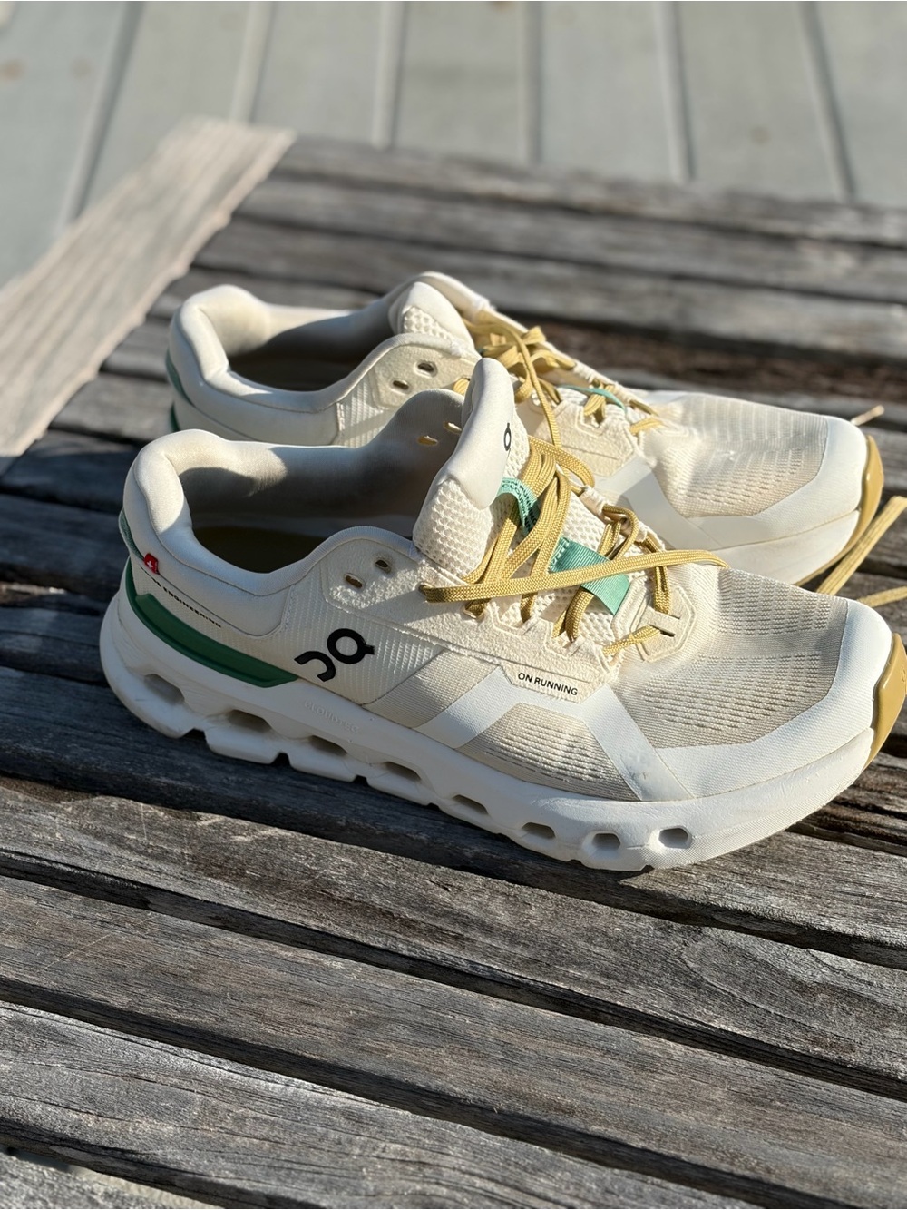 On Cloud Running Cloudtrax white & off white w/ Green accent Men’s 10.5 M EUC